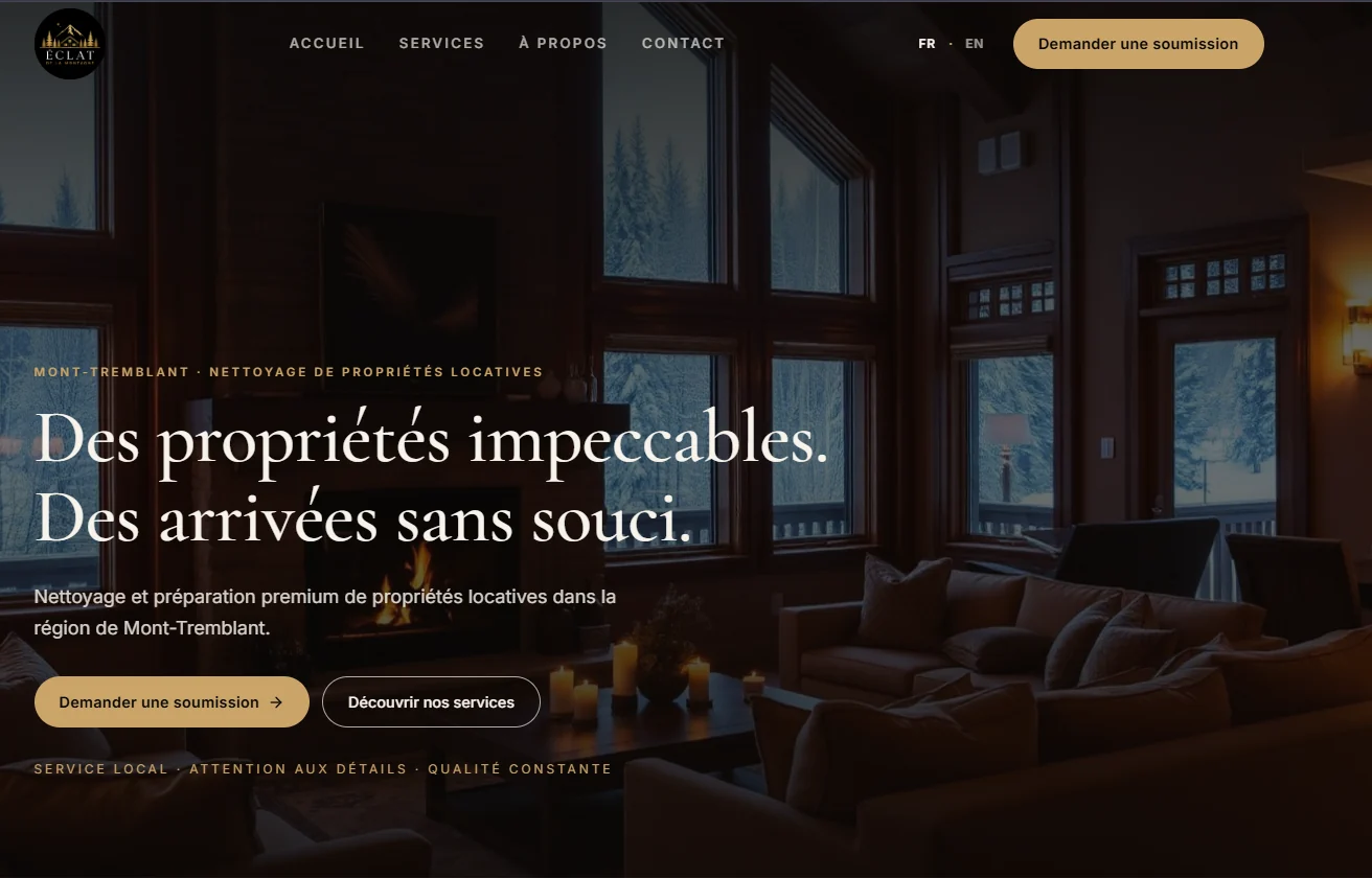 Page d'accueil du site Éclat de la Montagne : salon de chalet chaleureux, titre « Des propriétés impeccables. Des arrivées sans souci. » et bouton doré « Demander une soumission ».